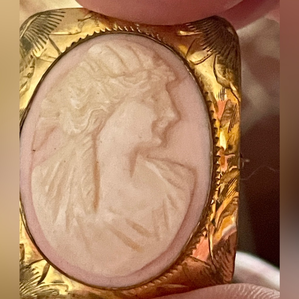 Gold-tone Carved Cameo Brooch - Picture 7 of 9